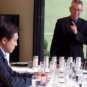 Leo hosts tea presentation for Yuji Wakiya's tea tour group