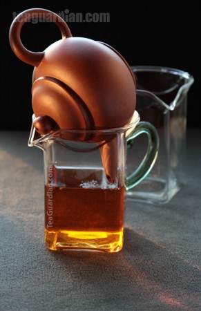 Glass Chahai with recepticle opening for resting teapot