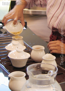 Infusing using the gaiwan at a tea bar
