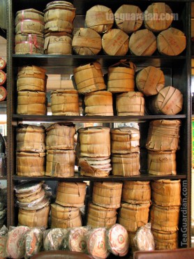 Pu'er discuses in bamboo wraps