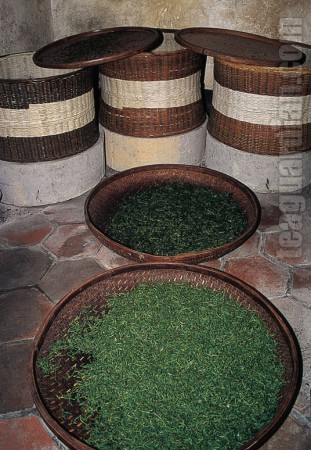 Traditional tea baking basket