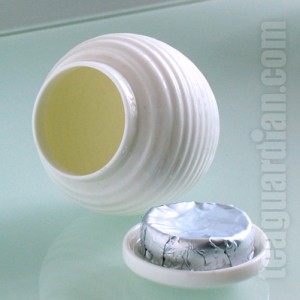 Porcelain tea caddy with lined stopper