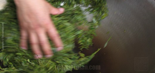 Wok roasting green tea