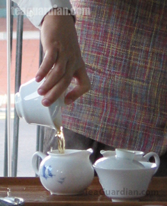 Leo pouring tea from the gaiwan