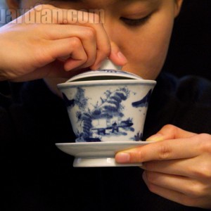 Drinking tea from the gaiwan