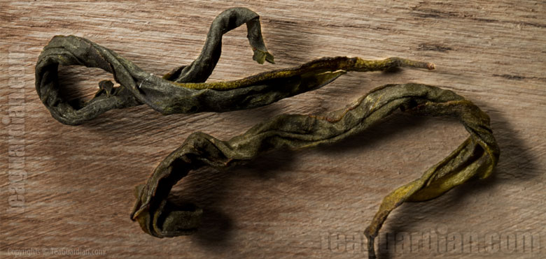 dry leaves of a traditional oolong