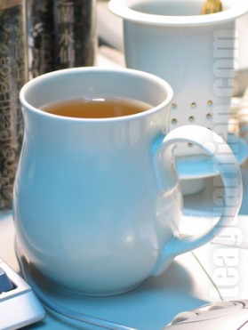 Tea in an infuser mug on the desk
