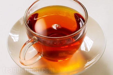 The intensely golden red liquor of Lincang Gold Needles when both the quality and infusion skill are right. The crystal clear tea not only looks charming, but also smells seductively war and sweet.